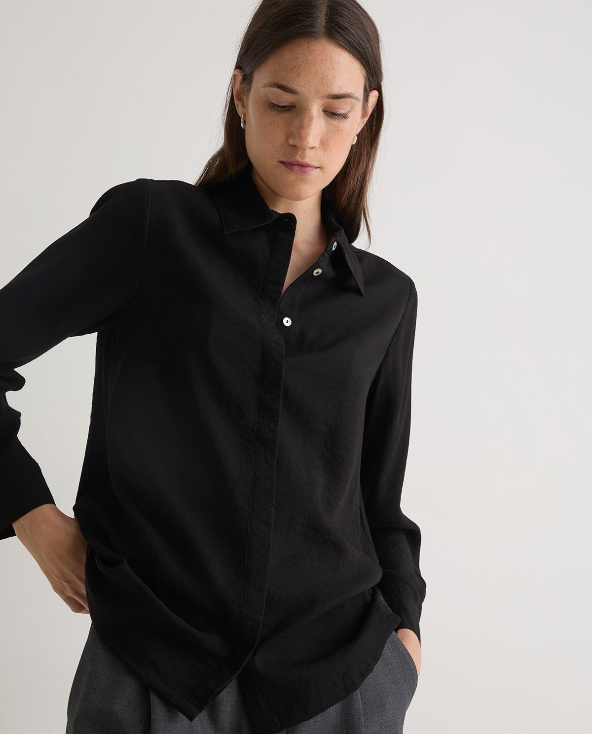43830 - HIDDEN BUTTONS FASTENING BLACK SHIRT