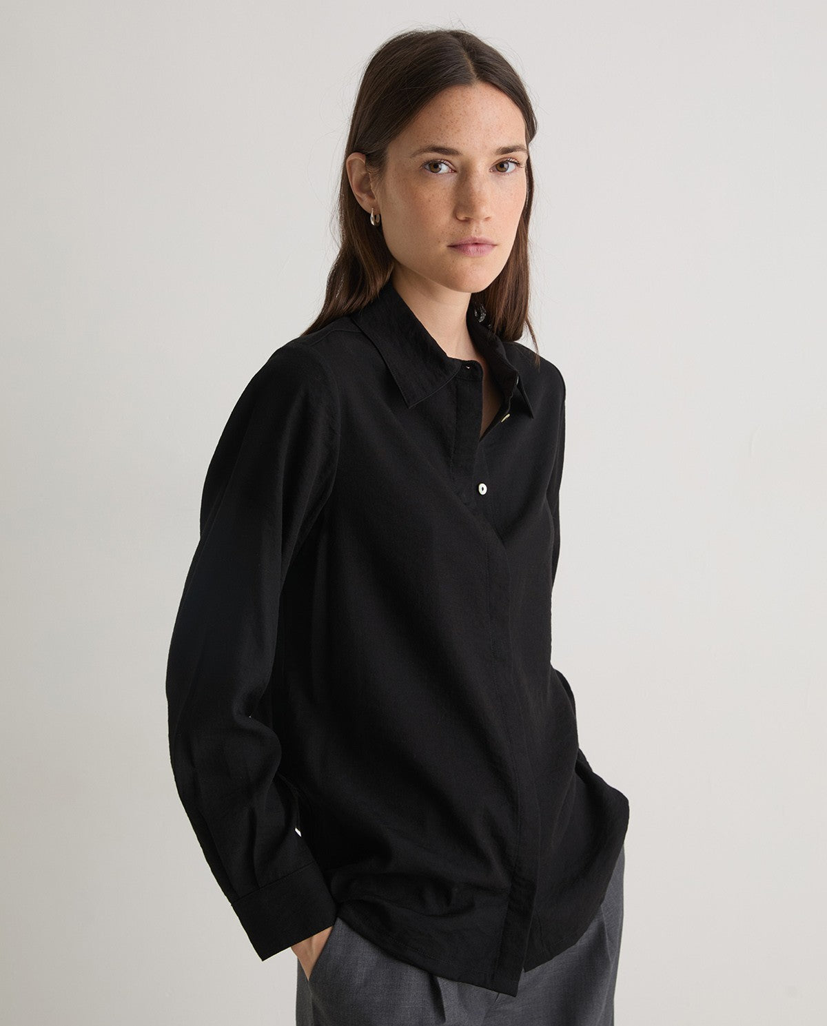 43830 - HIDDEN BUTTONS FASTENING BLACK SHIRT
