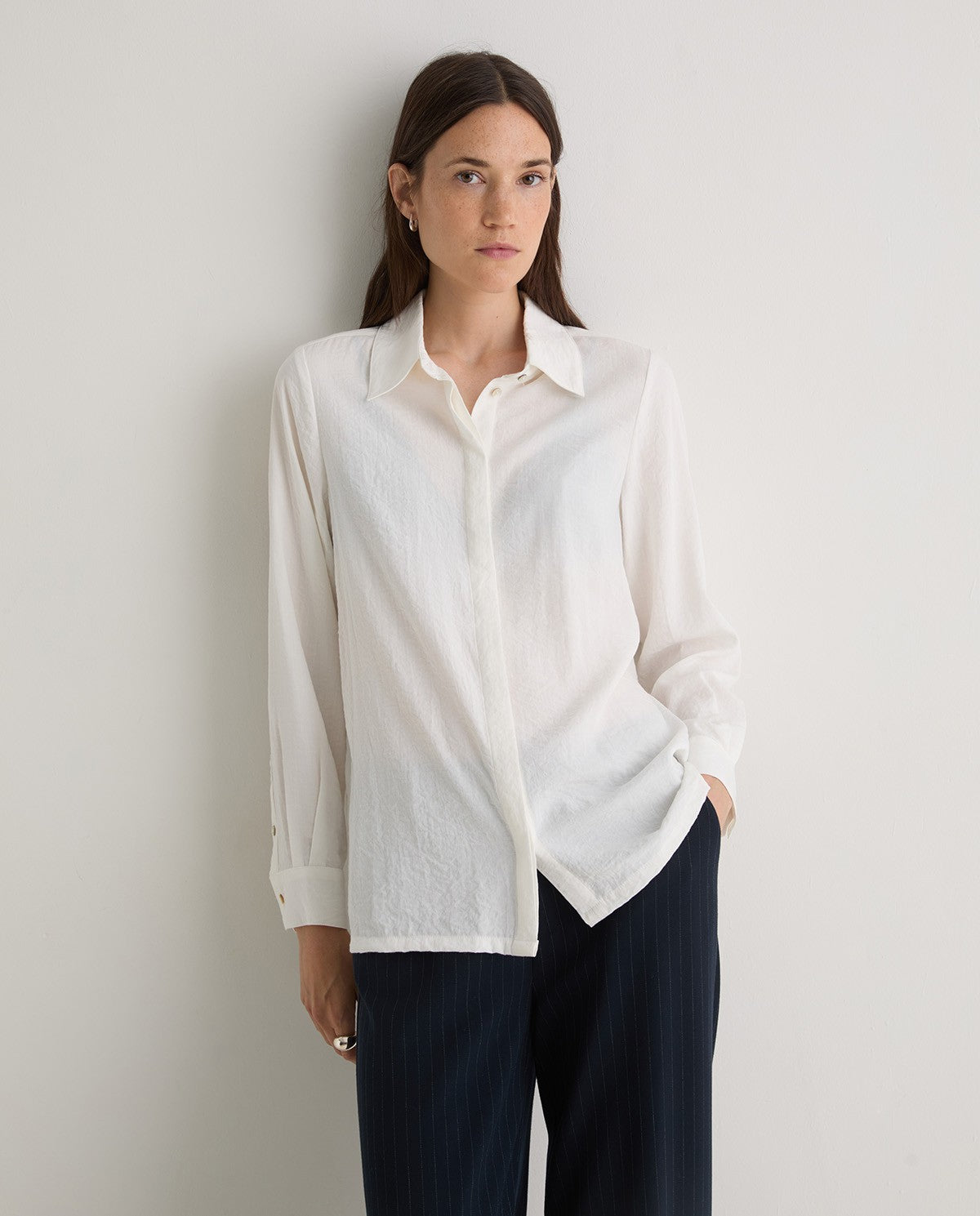 43830 - HIDDEN BUTTONS FASTENING WHITE SHIRT