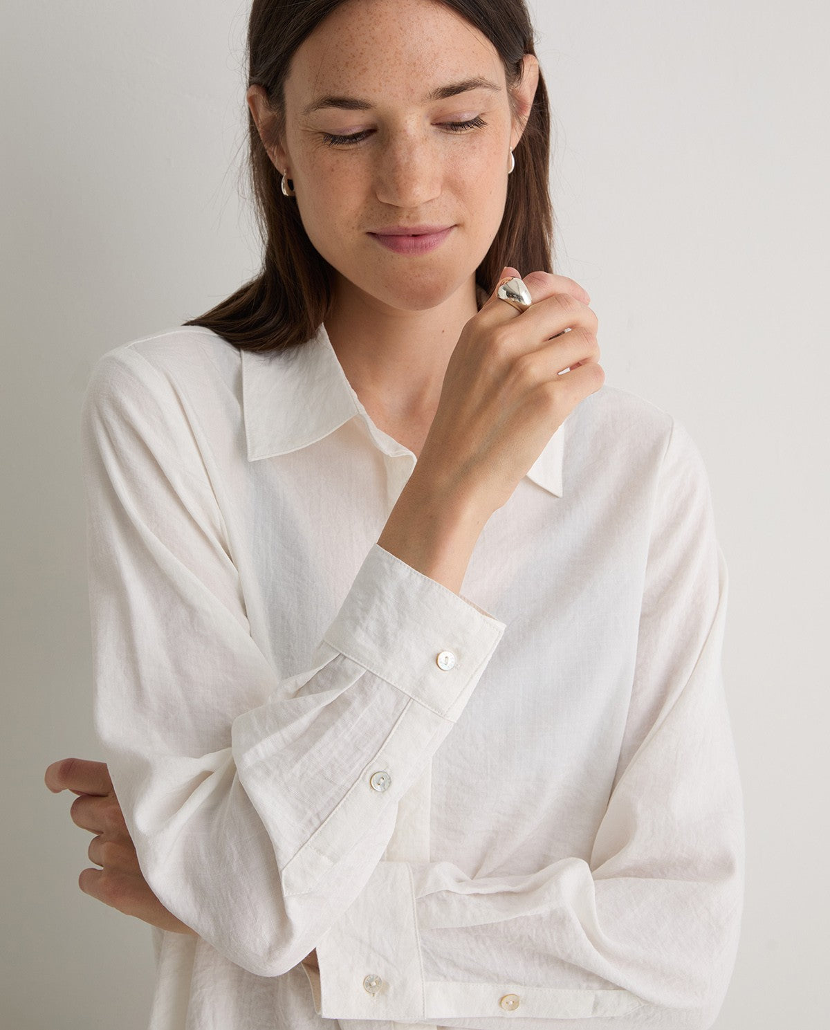 43830 - HIDDEN BUTTONS FASTENING WHITE SHIRT