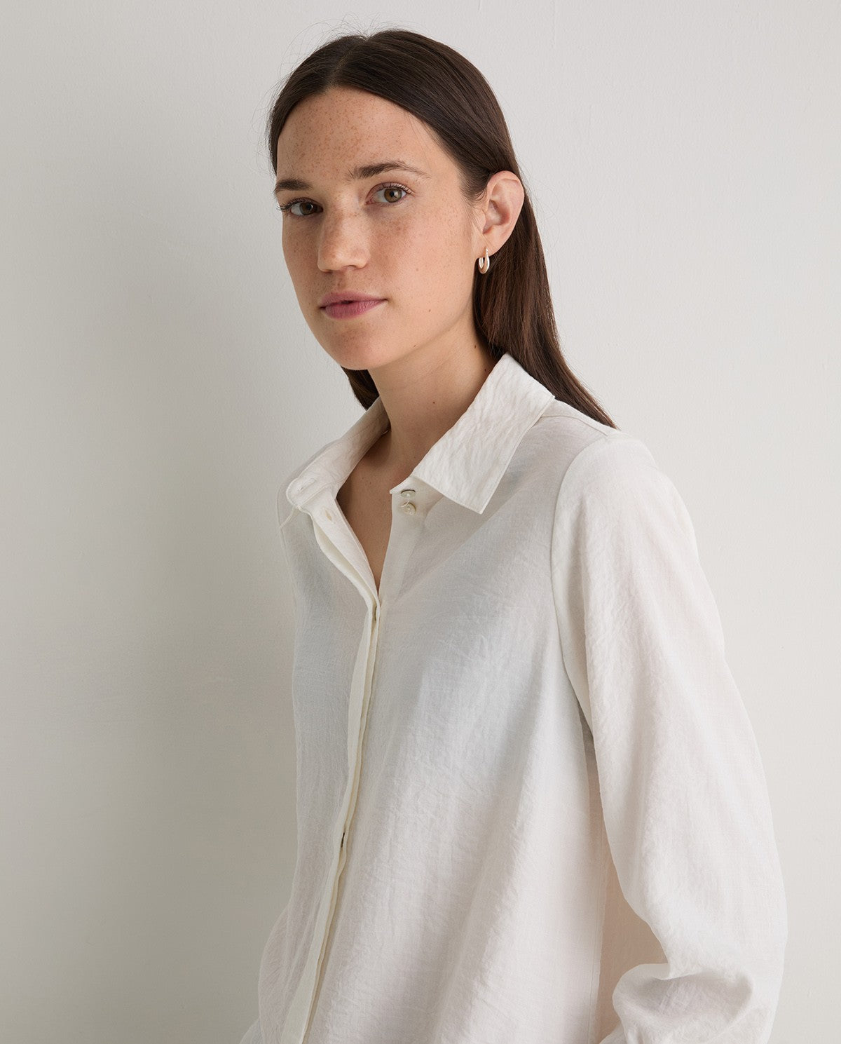 43830 - HIDDEN BUTTONS FASTENING WHITE SHIRT