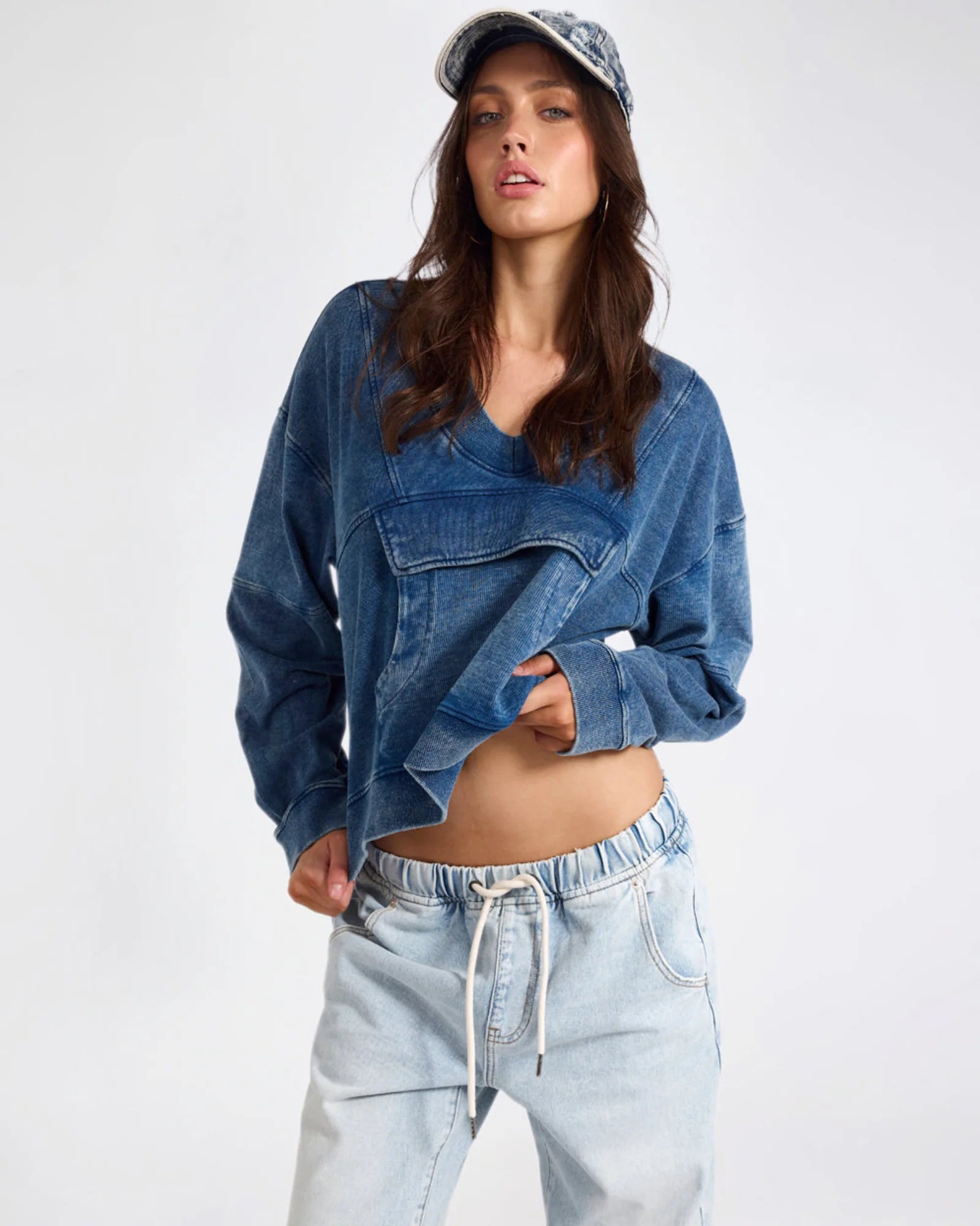 27390 - Retro Fade Panelled V Sweater - Washed Blue