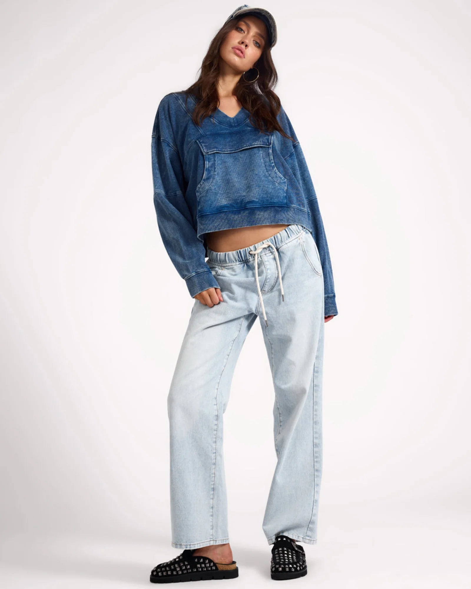 27390 - Retro Fade Panelled V Sweater - Washed Blue