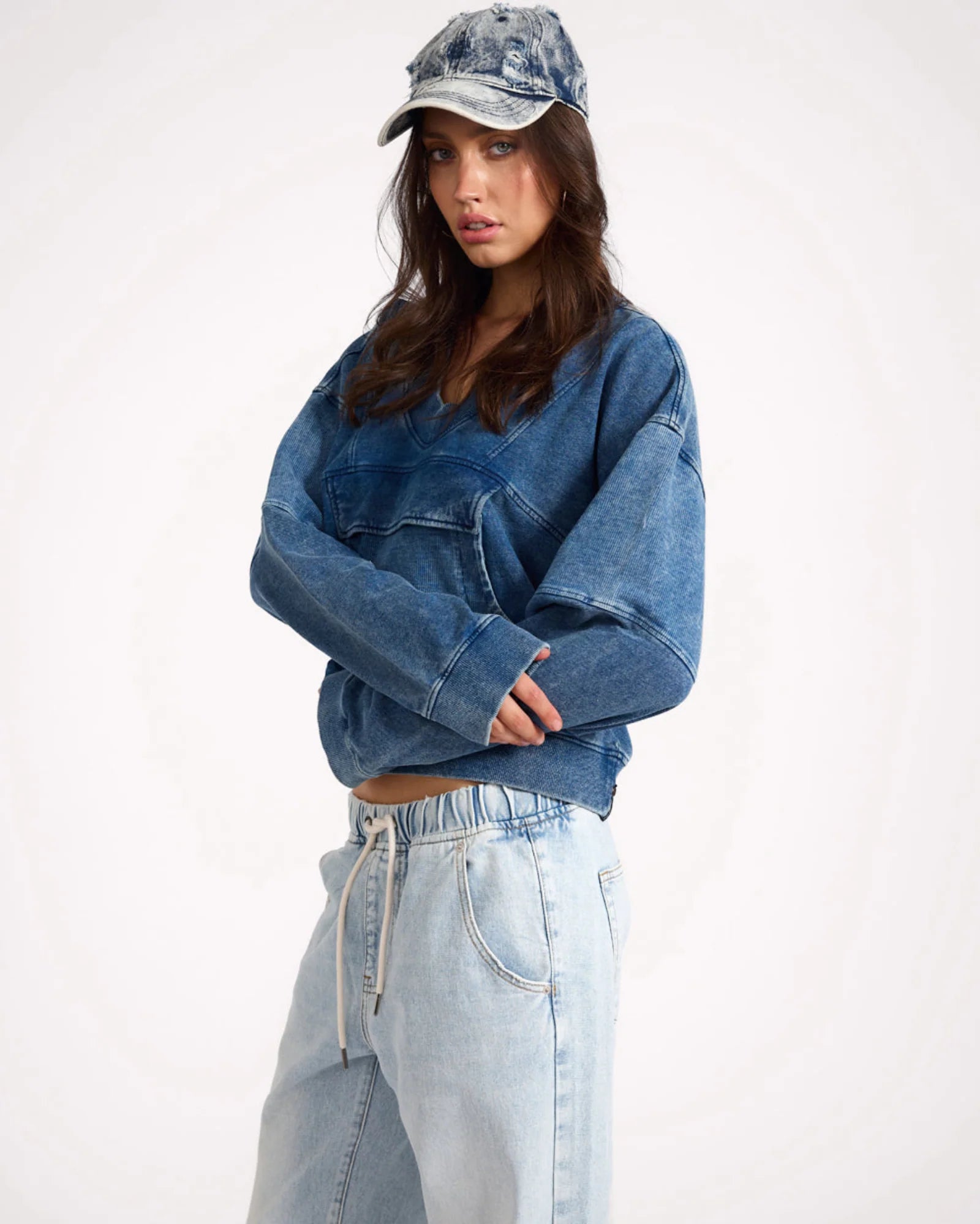 27390 - Retro Fade Panelled V Sweater - Washed Blue