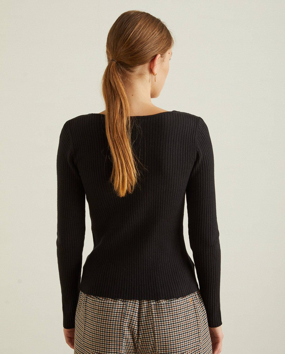 SQUARE-NECK RIBBED SWEATER BLACK 39510