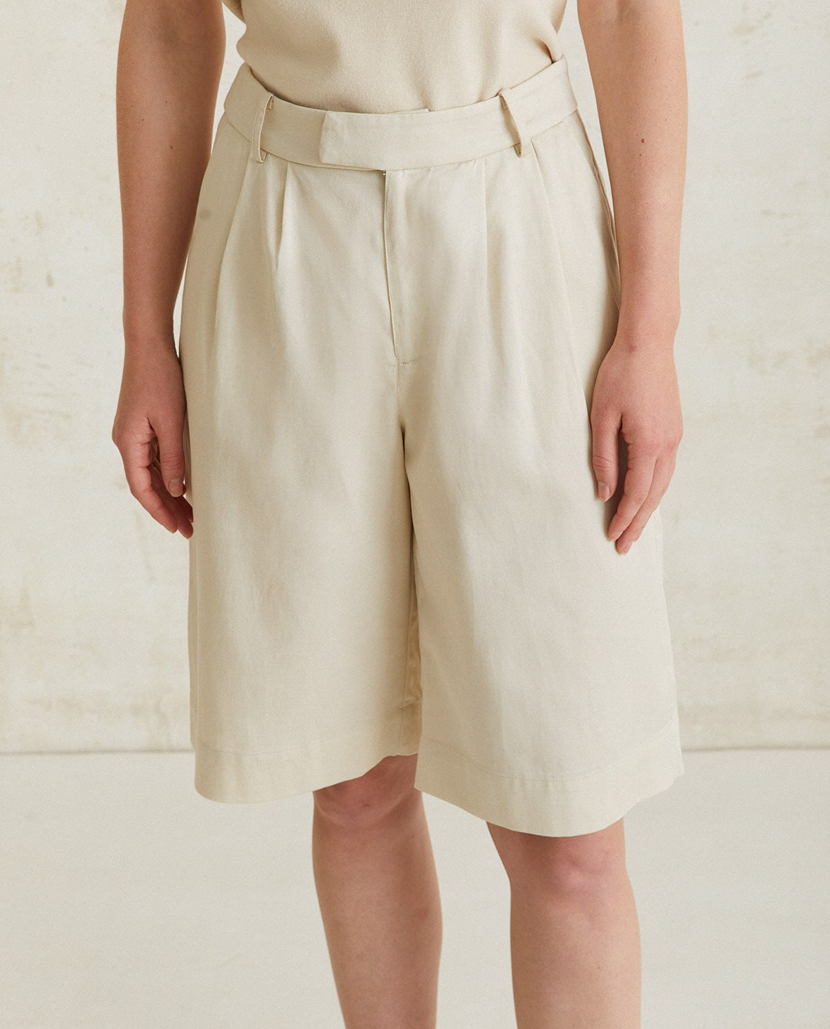 PLEATED BERMUDA SHORTS NATURAL  Ref. 40819