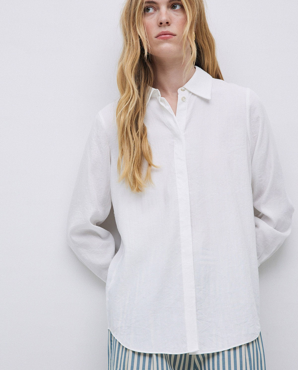 WHITE FLOWY VISCOSE SHIRT Ref. 42885 inboxboutique WHITE FLOWY VISCOSE SHIRT Ref. 42885 inboxboutique