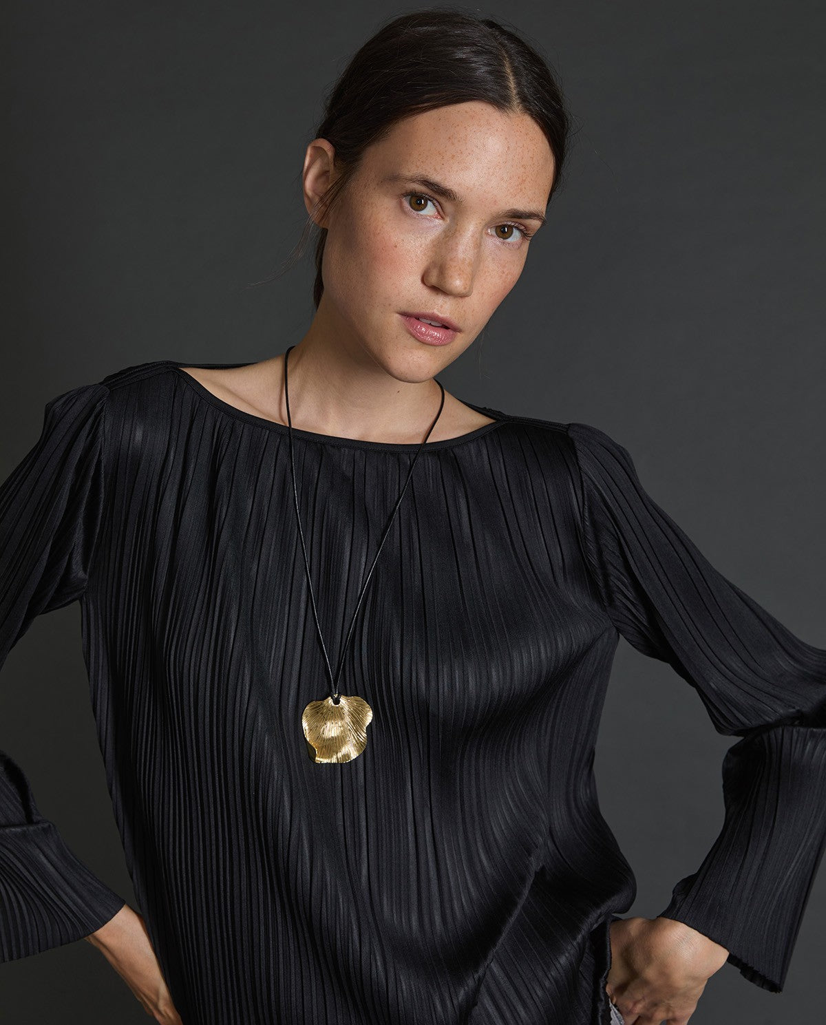 43469 - BLACK BATEAU-NECK PLEATED BLOUS