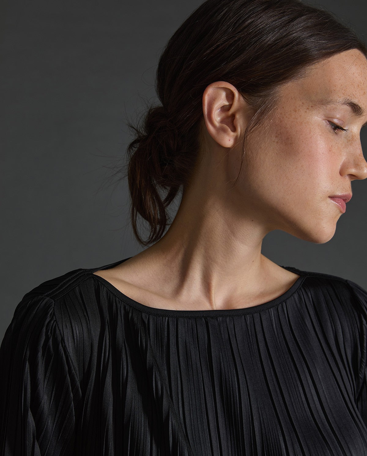 43469 - BLACK BATEAU-NECK PLEATED BLOUS