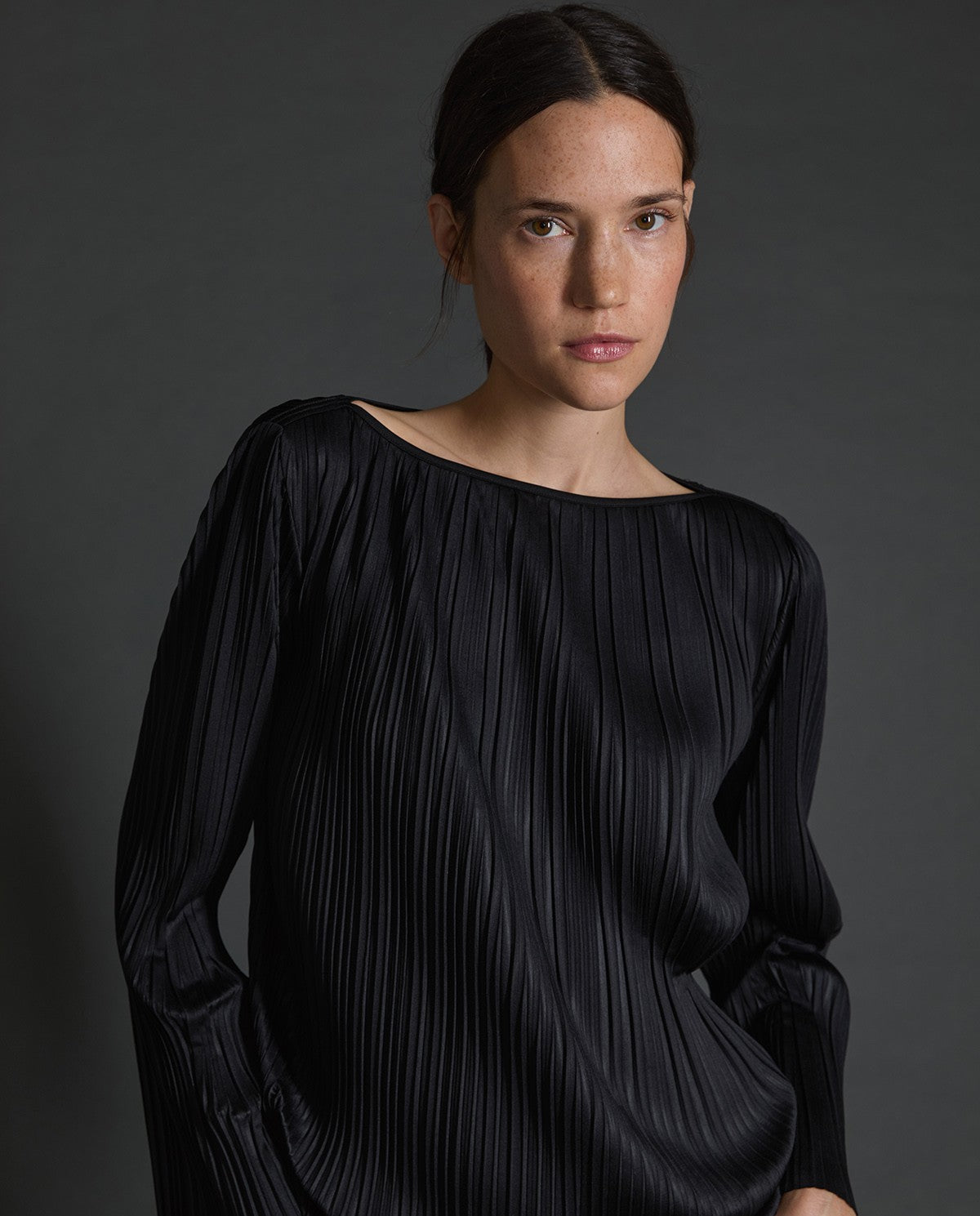 43469 - BLACK BATEAU-NECK PLEATED BLOUS