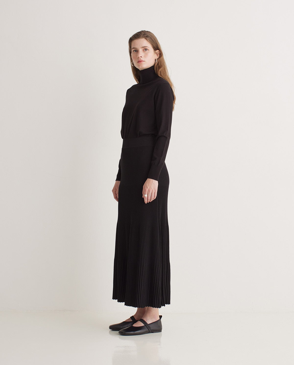 43507 - Black Pleated Midi Skirt