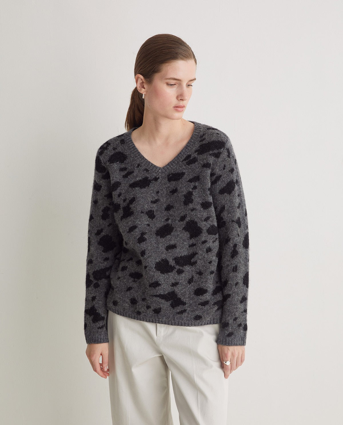 43581 - GREY LEOPARD-PRINT SWEATER