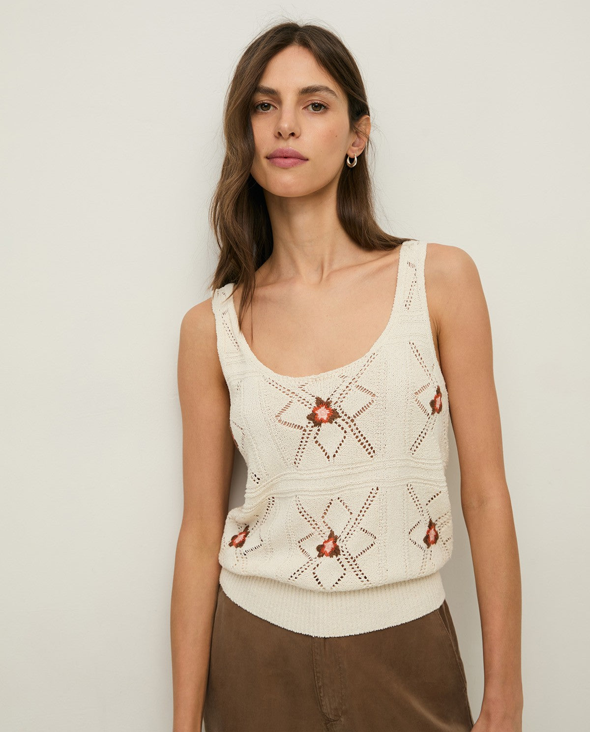 44551 - KNIT TOP WITH EMBROIDERED FLOWERS
