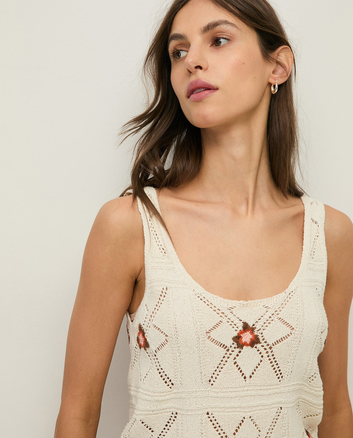 44551 - KNIT TOP WITH EMBROIDERED FLOWERS
