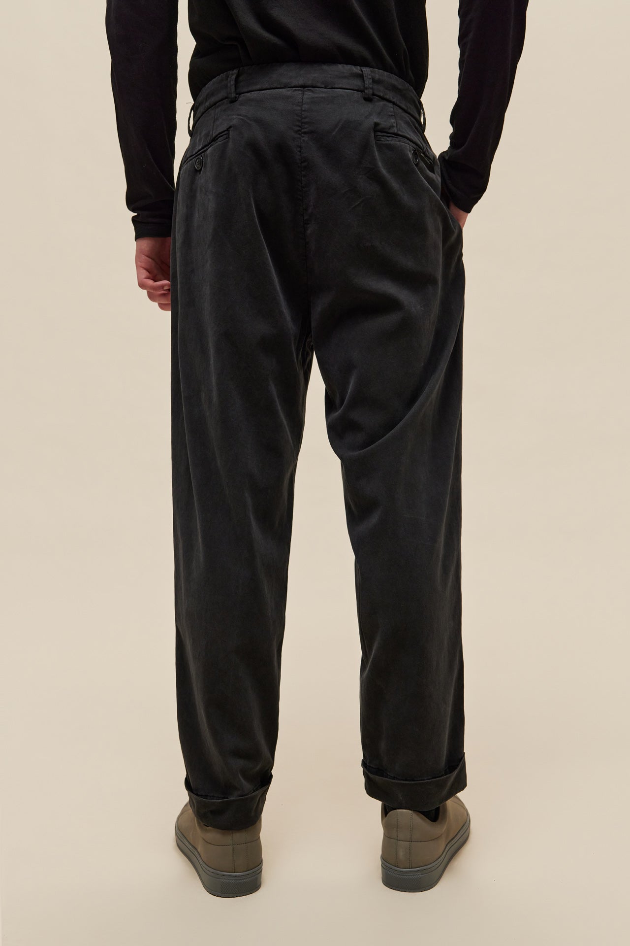 Pleated Trousers in Loose Fit VINTAGE BLACK DLMP000108