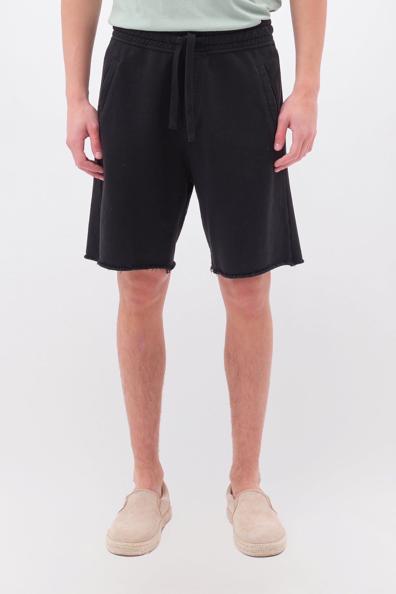 Sweatbermuda with Raw Edges in Regular Fit - Black