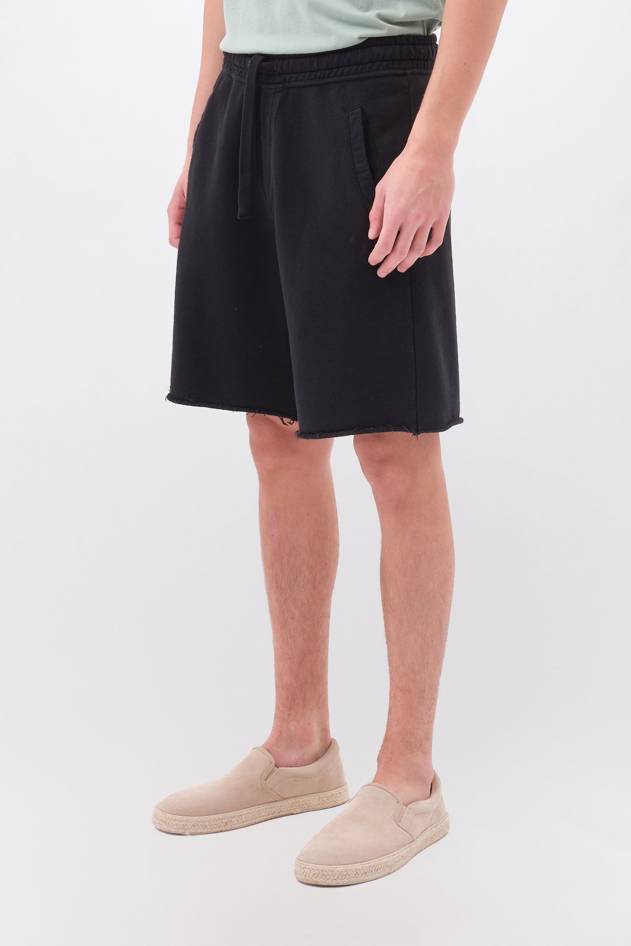 Sweatbermuda with Raw Edges in Regular Fit - Black