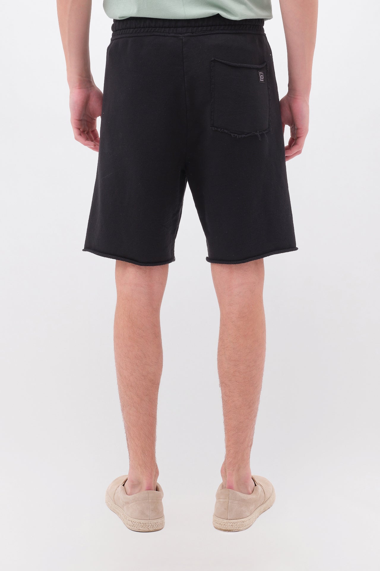 Sweatbermuda with Raw Edges in Regular Fit - Black