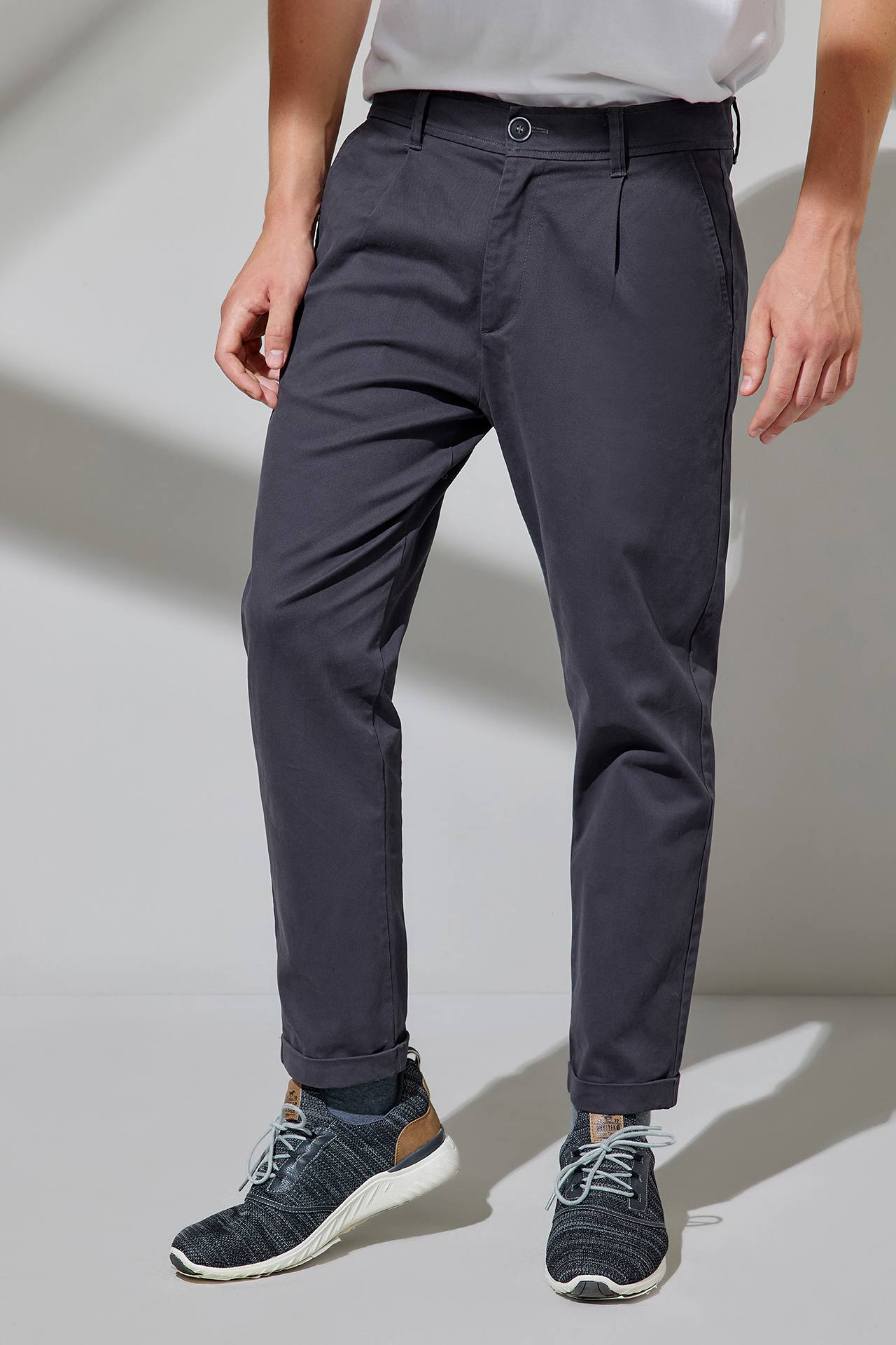 PLEATED CHINOS ΚΑΡΒΟΥΝΟ