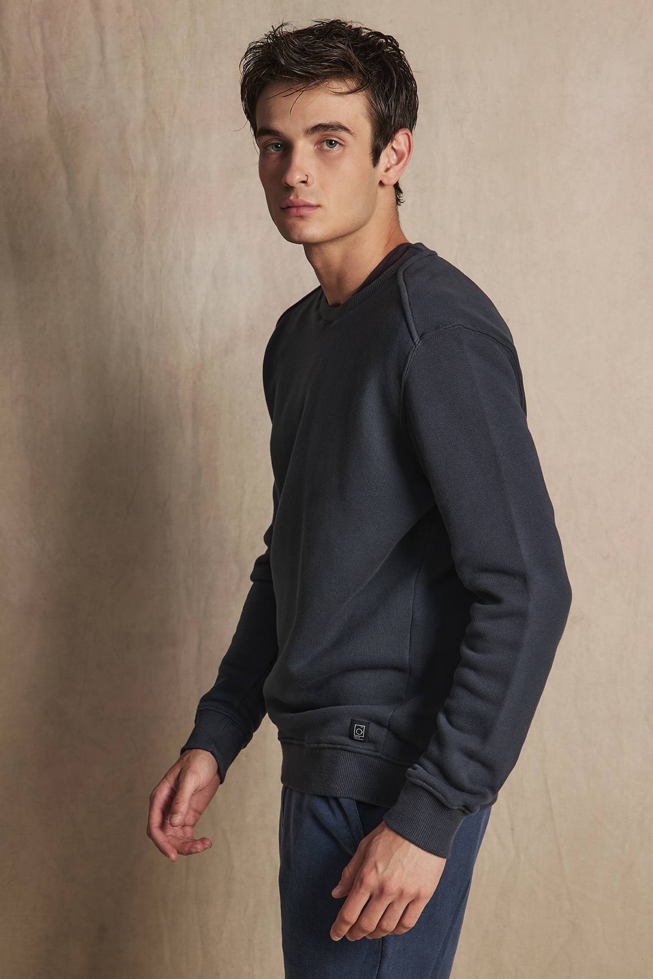 EDGING SHOULDER CREWNECK CHARCOAL